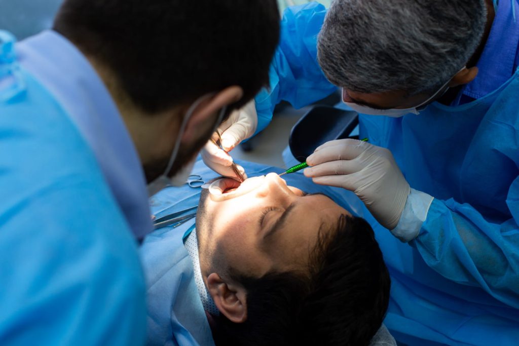 cirugia oral avanzada clinica dental trunser puerto santa maria